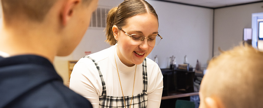 Student Teacher helping Kilby students